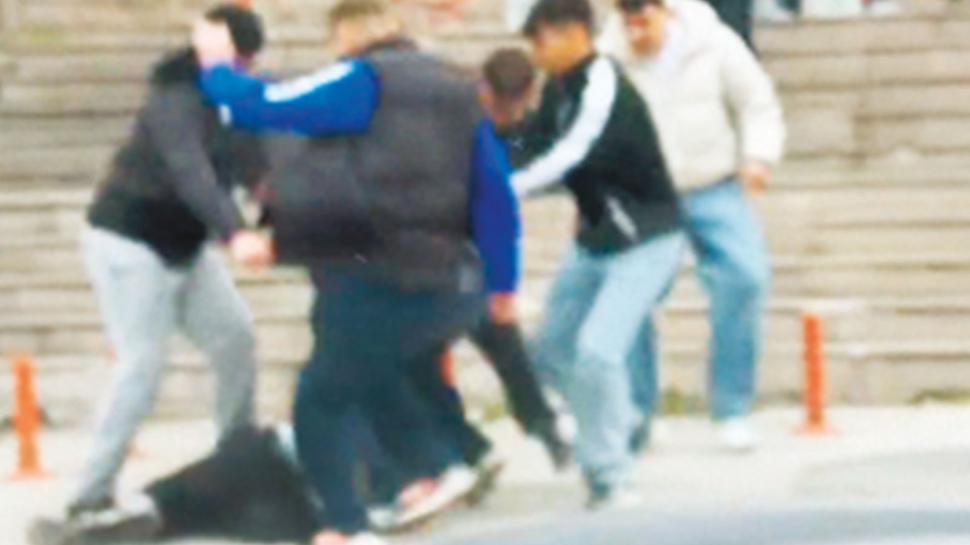 Parkta adam d�vd�ler