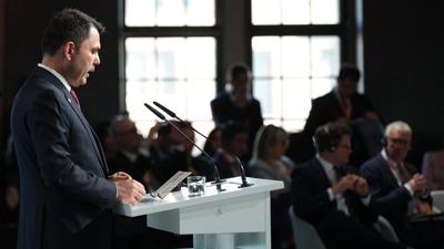 Bakan Kurum Almanya'da duyurdu: T�rkiye �� kat�na ��kard�