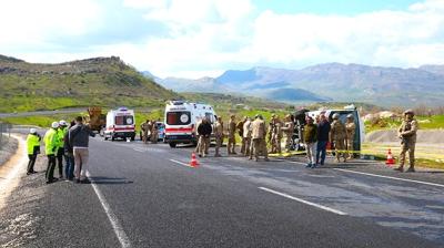 Diyarbak�r'da midib�s devrildi: �l� ve yaral�lar var