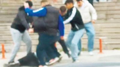 Parkta adam d�vd�ler