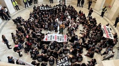 Washington kar��t�! ABD Kongre binas�na bask�n: �ok say�da ki�i g�zalt�na al�nd�