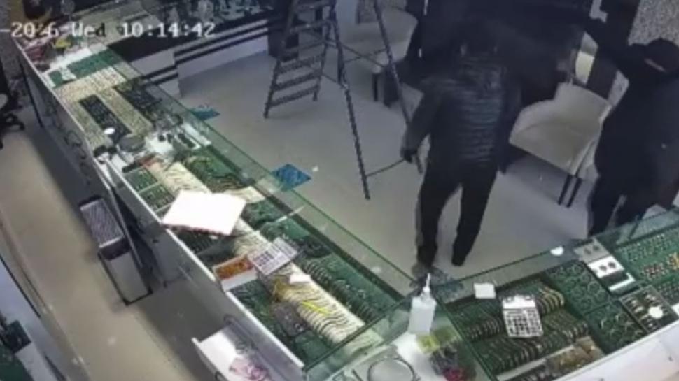 Başakşehir'de soygun girişimi: Bir çığlık iki soyguncuyu böyle darmadağın etti