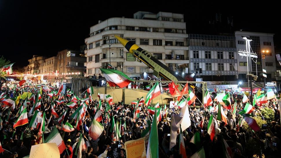 İran halkından gövde gösterisi... Füzeler eşliğinde protesto ettiler