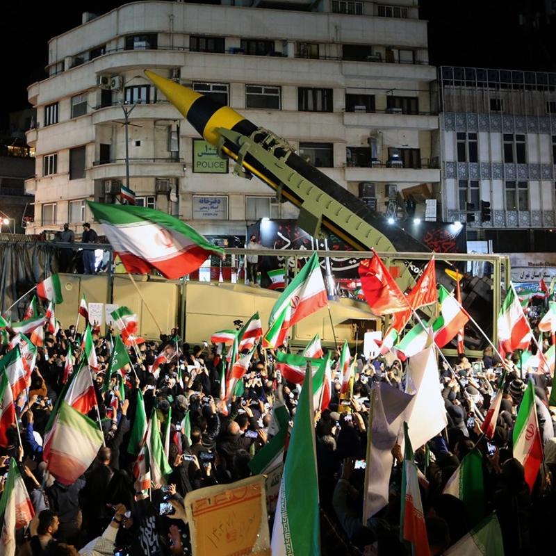 �ran halk�ndan g�vde g�sterisi... F�zeler e�li�inde protesto ettiler