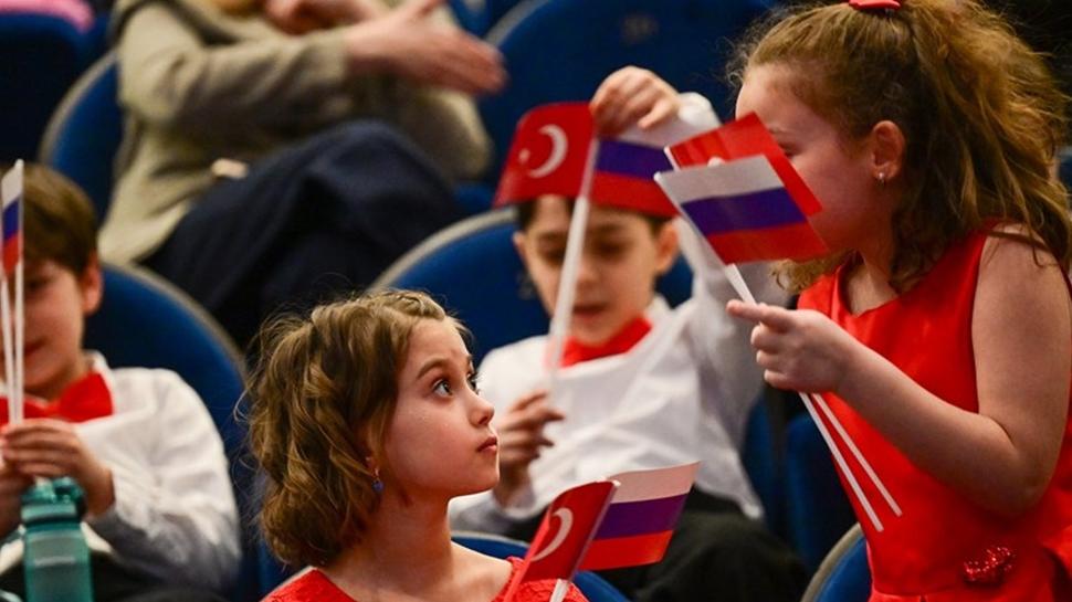 Moskova'da 23 Nisan coşkusu: Çocuklar barış ve dostluk için sahneye çıktı