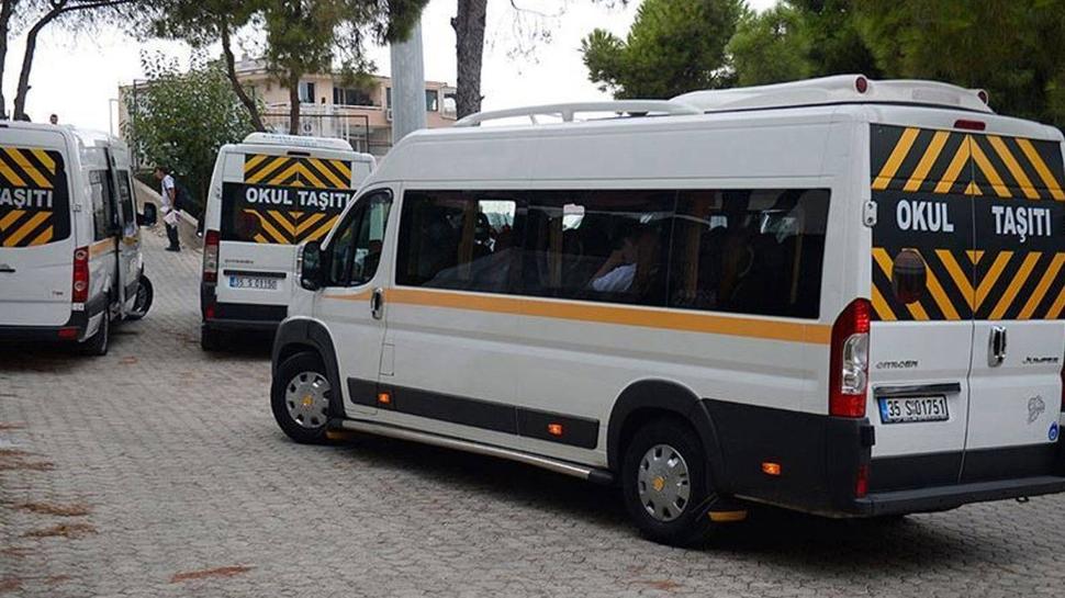 Öğrenci servisi direğe çarptı! Yaralılar var