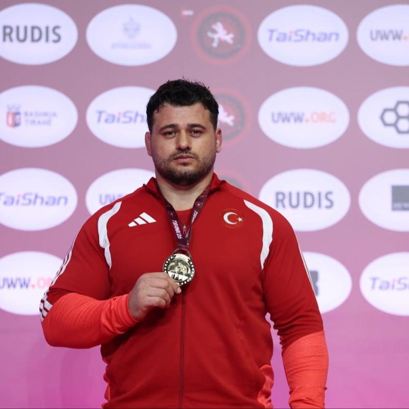 R�za yine tarih yazd�