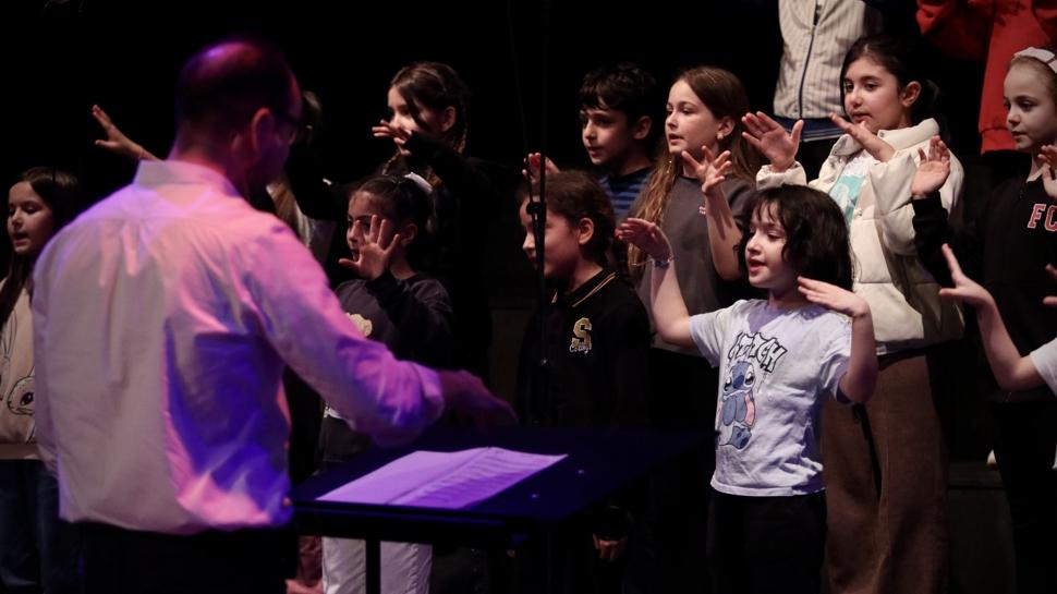 Sahne heyecan�n� �ocuk Korosu ile ya��yorlar