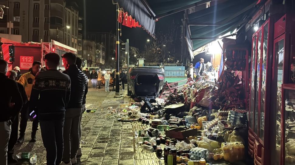 Sivas'ta kontrolden çıkan otomobil markete daldı