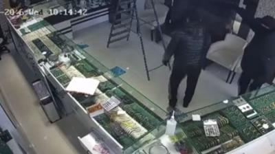 Ba�ak�ehir'de soygun giri�imi: Bir ���l�k iki soyguncuyu b�yle darmada��n etti