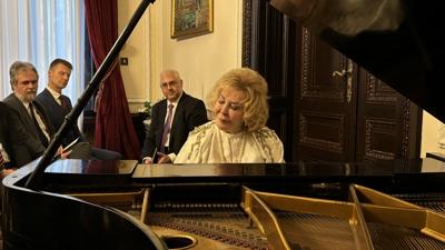 Devlet sanat��s� G�lsin Onay'dan Bulgaristan'da piyano resitali
