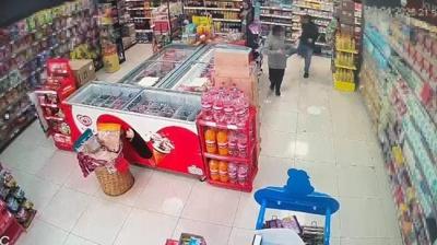 Markette baba �iddeti! Aile Bakanl��� �zel �ocuk i�in devreye girdi