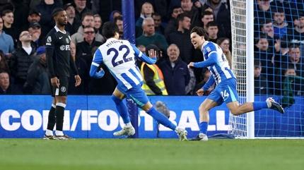 Ferdi Kad�o�lu att�, Brighton Chelsea'yi devirdi!