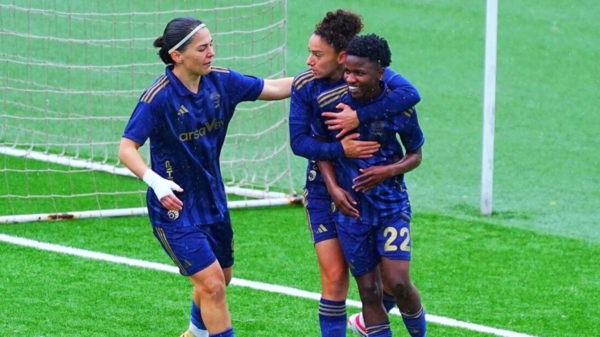 Fenerbah�e kad�n futbol liderlik foto�raflar� resimleri