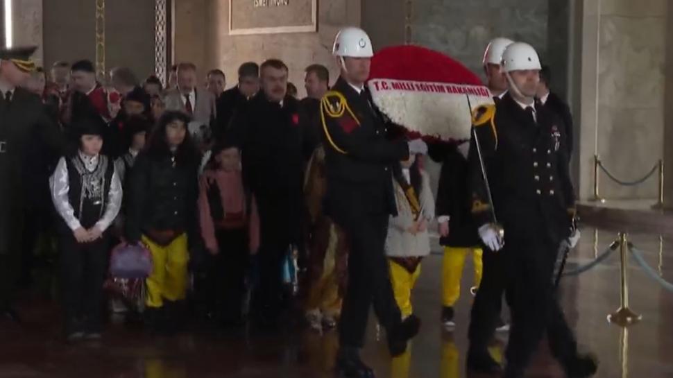23 Nisan Ulusal Egemenlik ve Çocuk Bayramı... Bakan Tekin'den Anıtkabir'e ziyaret