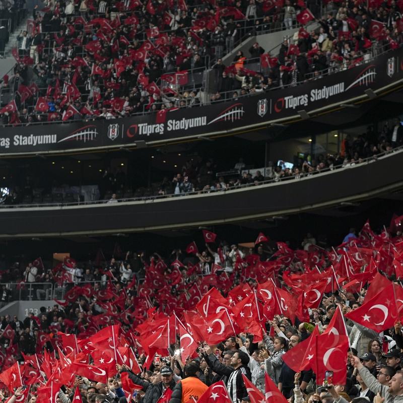 Be�ikta� T�pra� Stad�'nda 23 Nisan co�kusu ya�and�