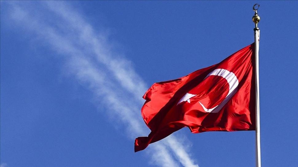 Dadaş'ın bayrak aşkı rüzgarı yendi: Yere düşmesin diye nöbet tuttular