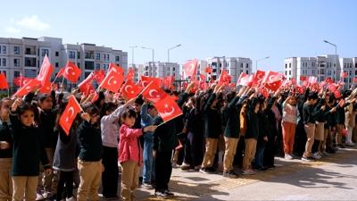 Deprem b�lgesinde yeni yap�lan okulda 23 Nisan sevinci