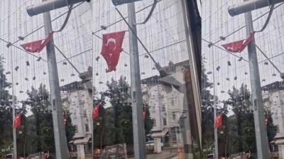 ��ini b�rakt�, bozulan bayra�a ko�tu! Temizlik i��isinin hassasiyeti duyguland�rd�