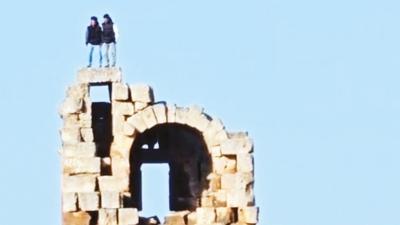 Tarihi yap�da halay �ektiler