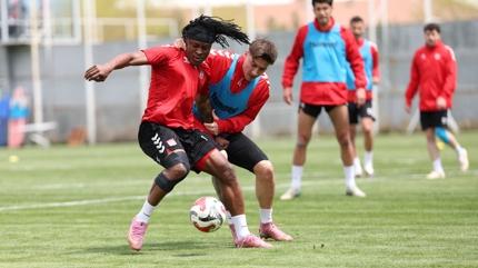 Sivasspor'da I�d�r FK mesaisi s�r�yor