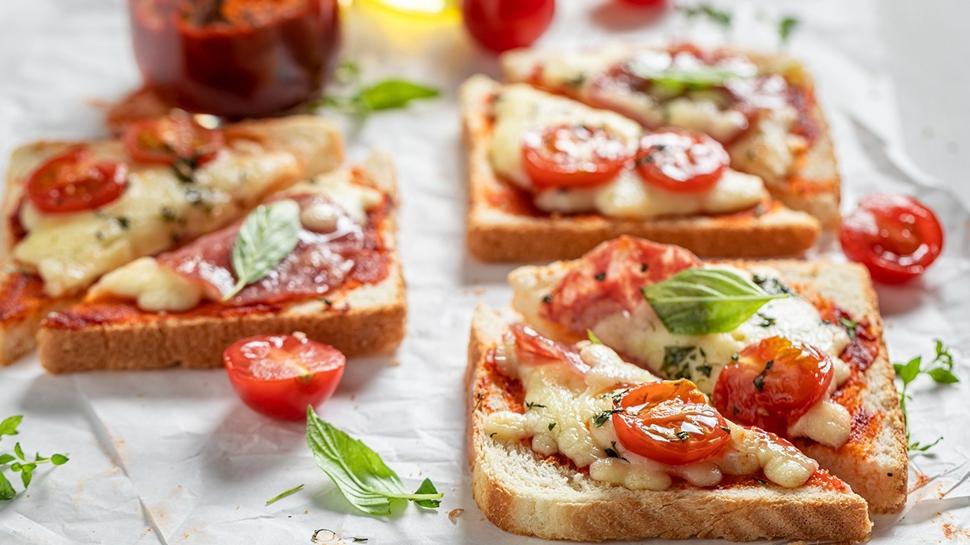 Tost ekme�inde pizza nas�l yap�l�r? Dakikalar i�inde sofrada