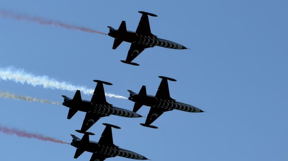 ‘Türk Yıldızları' Çanakkale semalarında nefesleri kesti