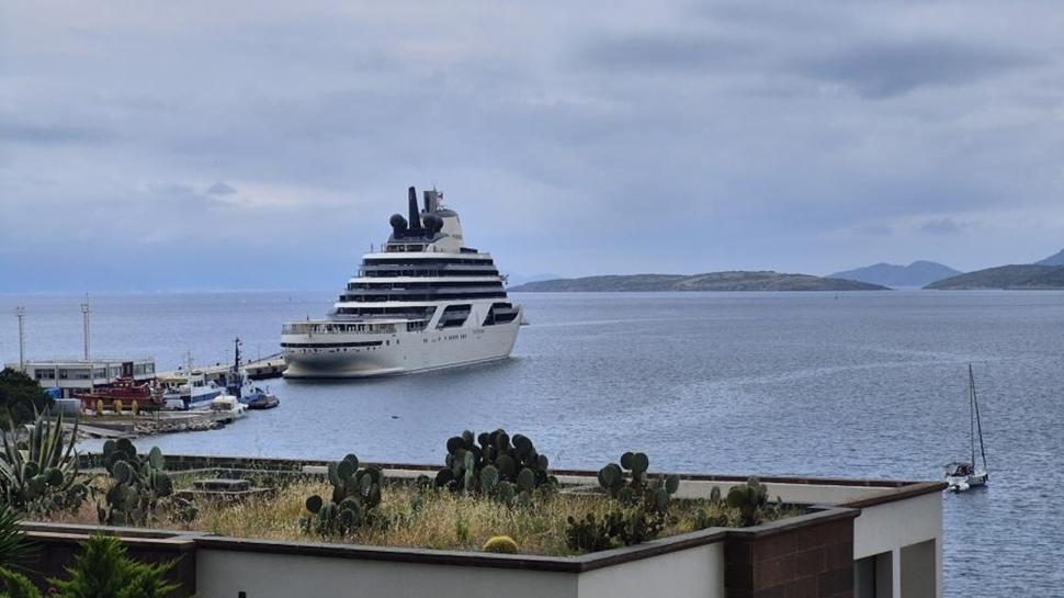Yüzen lüks Bodrum'da! ABD'li zenginleri taşıyan dev gemi iskeleyle buluştu