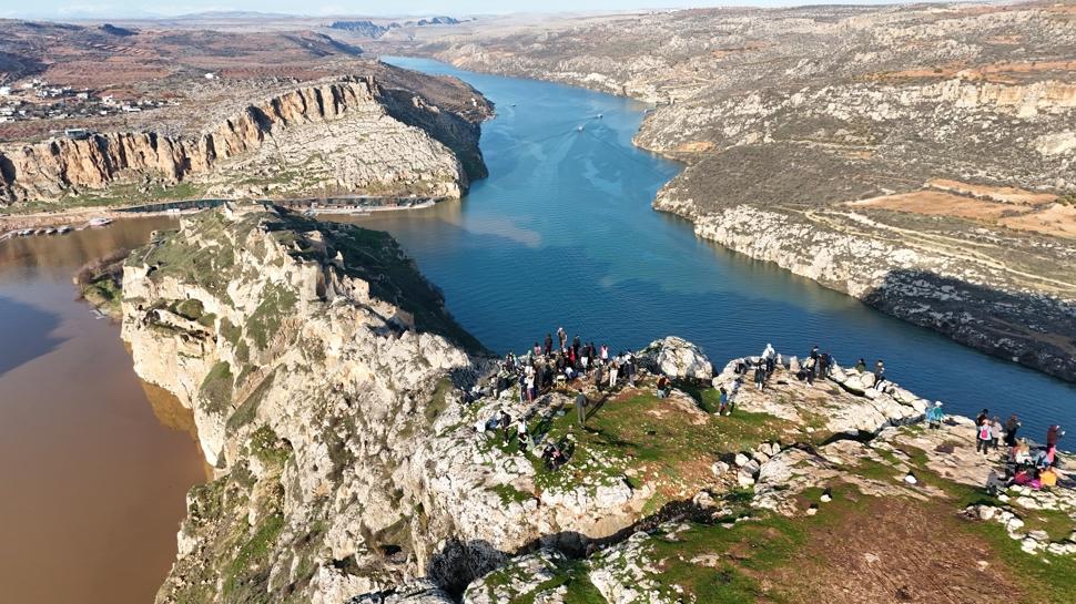 Bu manzarayı gören dönmek istemiyor! Fırat'ın ortasında gizlenen güzellik...