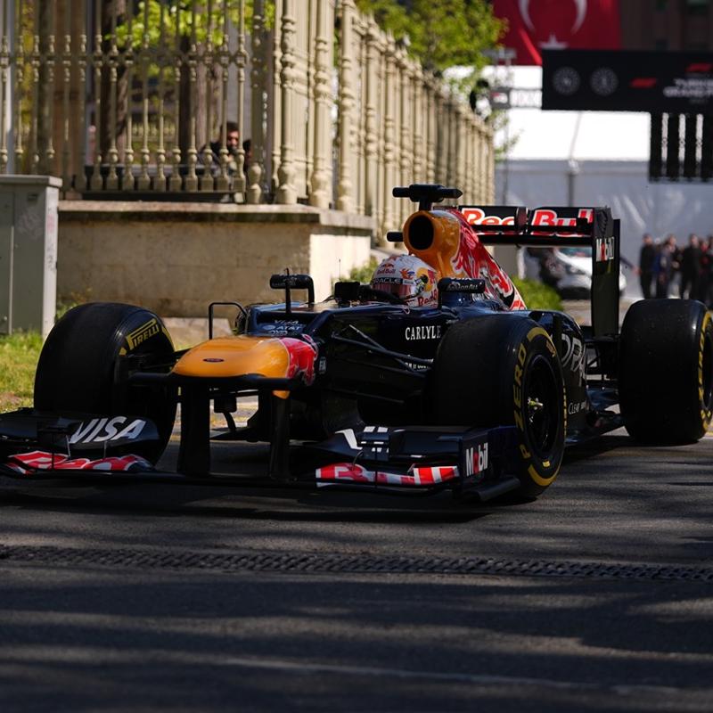 Formula 1 yeniden T�rkiye'de! Yuki Tsunoda'dan, �stanbul sokaklar�nda g�steri s�r���