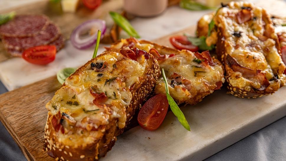 Pişme süresi 10 dakika... Çıtır çıtır peynirli ekmek dilimleri