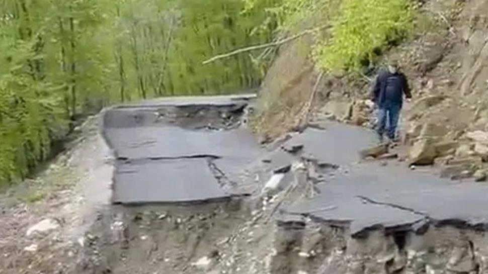 Sinop'ta heyelan: Yol ulaşıma kapandı