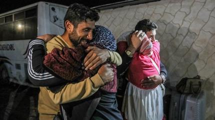 Vatanlar�n� b�rakmad�lar: Tedavi g�ren Filistinliler Gazze'ye geri d�nd�