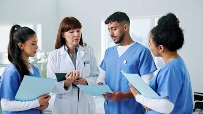 Avrupa'da sa�l�k krizi! Hem�ireler doktor oldu