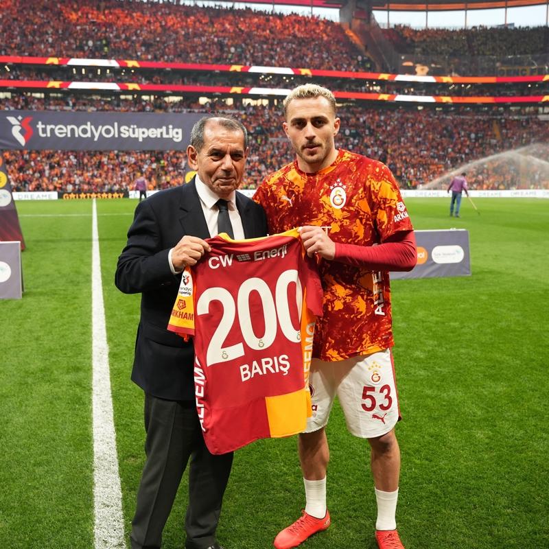 Derbiden �nce Bar�� Alper Y�lmaz'a plaket verildi