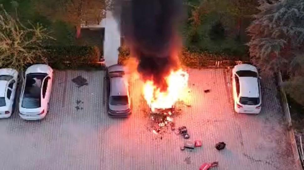 Diyarbakır'da korkutan yangın: Park halindeki araç alev alev yandı