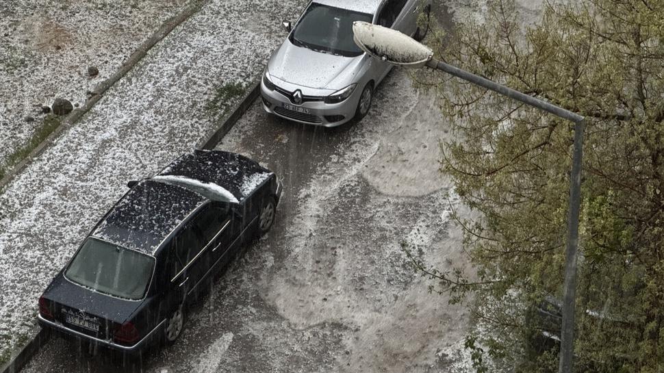 Elazığ'da dolu hayatı olumsuz etkiledi: Sokaklar beyaza büründü