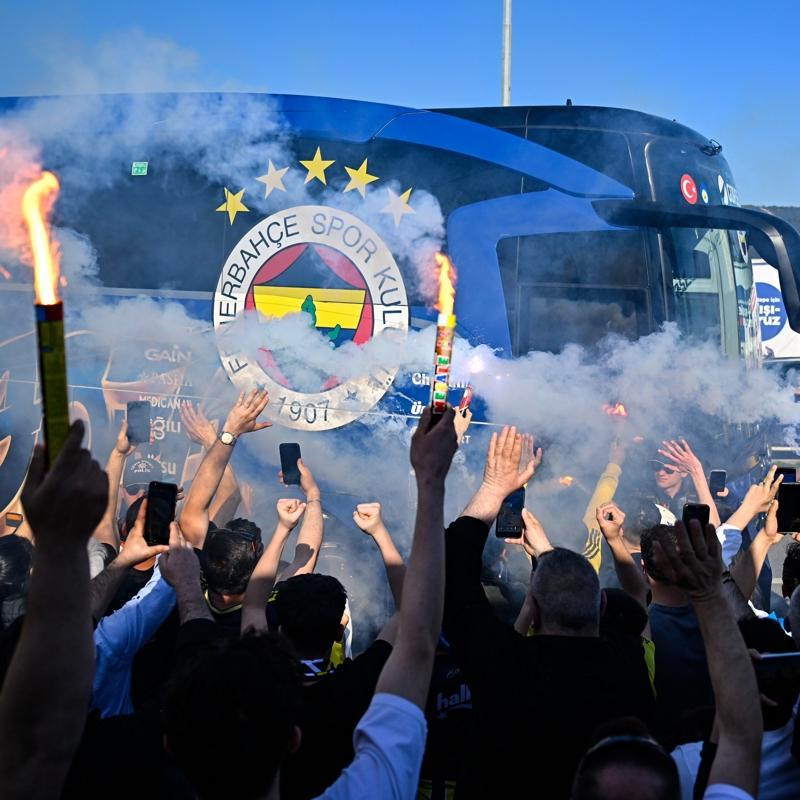 Fenerbah�e, dev derbi �ncesi stadyuma do�ru yola ��kt�