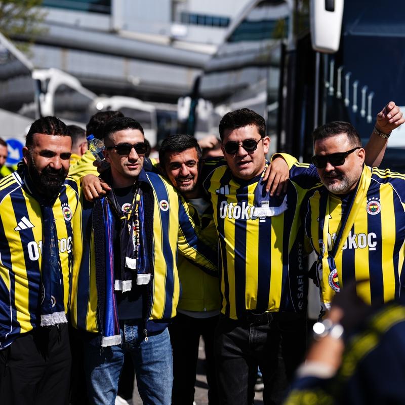 Fenerbah�eli taraftarlar, RAMS Park'a hareket etti