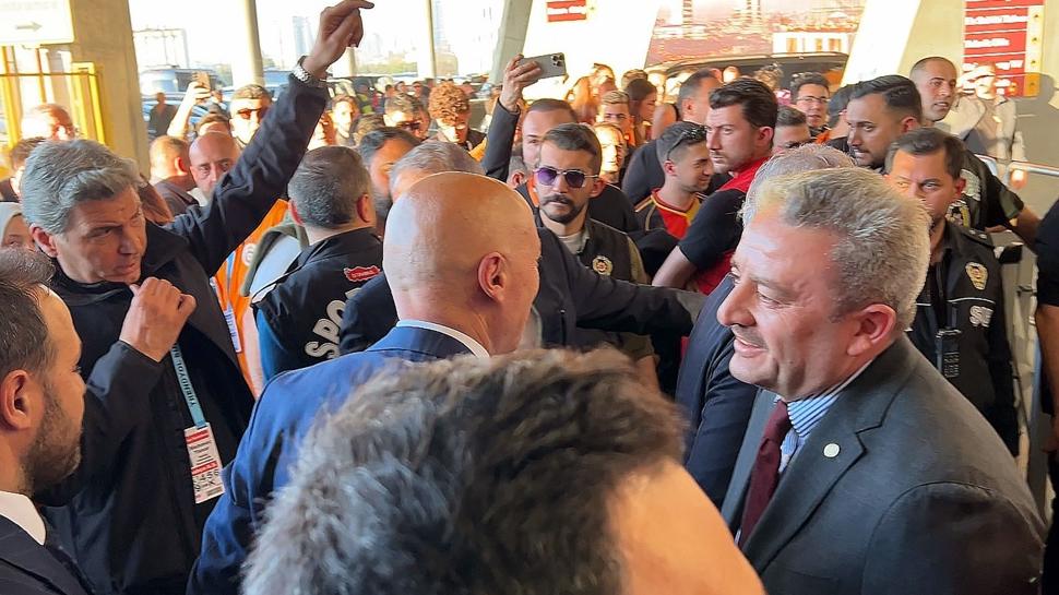 Galatasaray yönetiminden derbi öncesi Fenerbahçe yönetimine jest