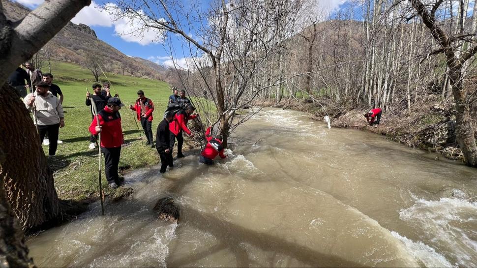 Hakkari'de çocuk dereye düştü: Arama çalışmaları başlatıldı