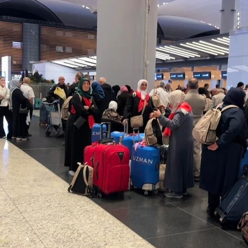 �stanbul'da kutsal yolculuk ba�lad�: Hac� adaylar� dualarla u�urland�