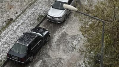 Elaz��'da dolu hayat� olumsuz etkiledi: Sokaklar beyaza b�r�nd�