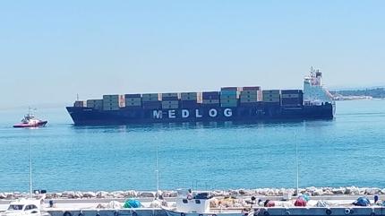 �anakkale Bo�az� t�kand�: Ar�zalanan gemi g�venli b�lgeye demirletildi