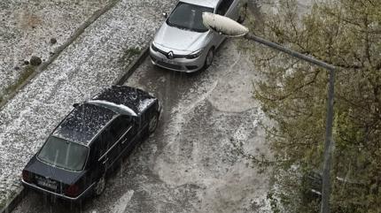 Elaz��'da dolu hayat� olumsuz etkiledi: Sokaklar beyaza b�r�nd�