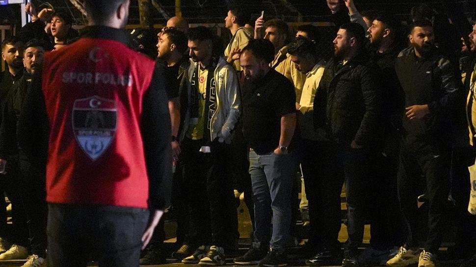 Fenerbahçe taraftarından Samandıra'da takıma tepki!