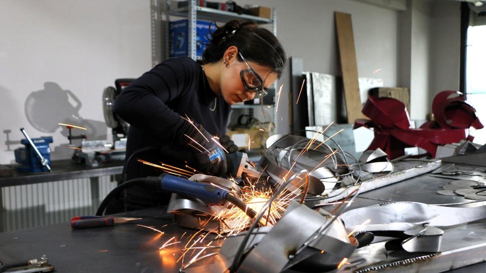 Genç sanatçı,  atık metallerden yaptığı heykelleri kullanılabilir tasarımlara dönüştürüyor