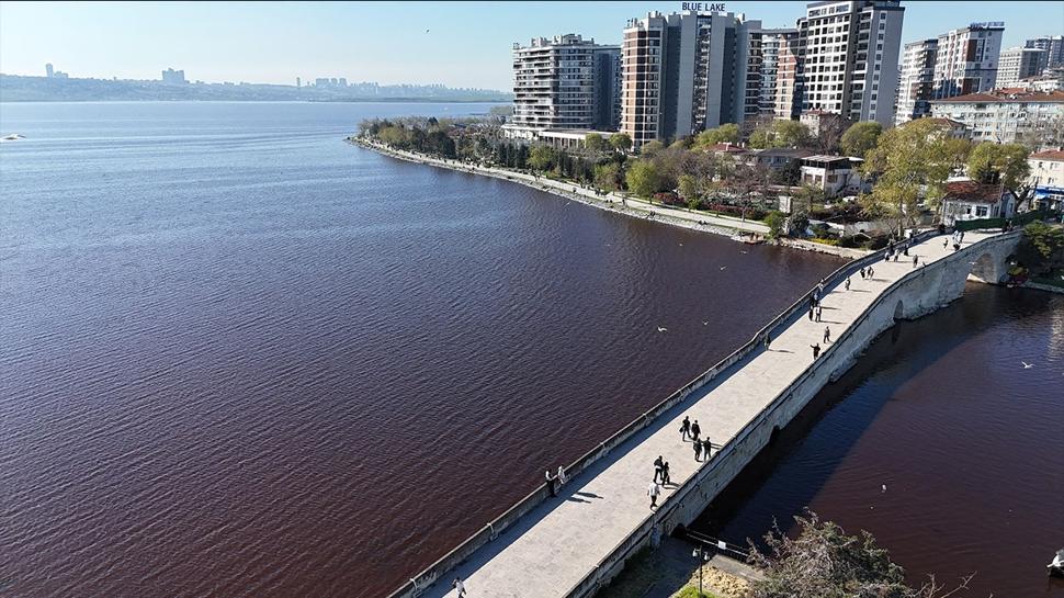 Küçükçekmece Gölü kırmızıya döndü