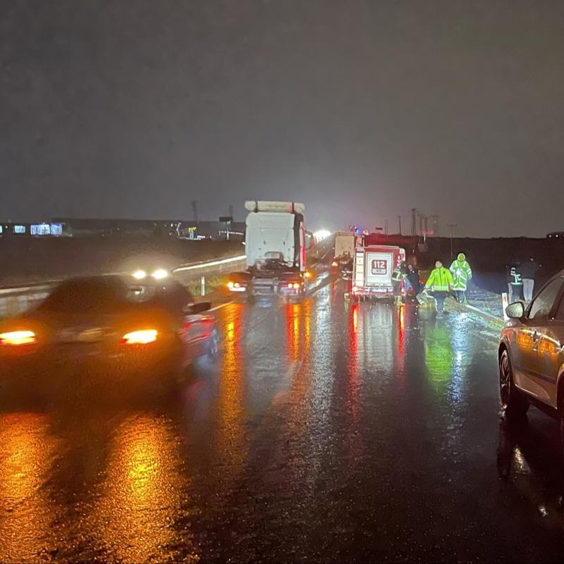 �anl�urfa'da feci kaza: Otomobil �arampole devrildi