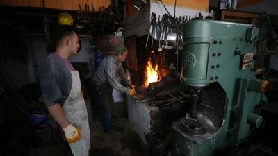 Evde baba-o�ul, d�kkanda usta-��rak